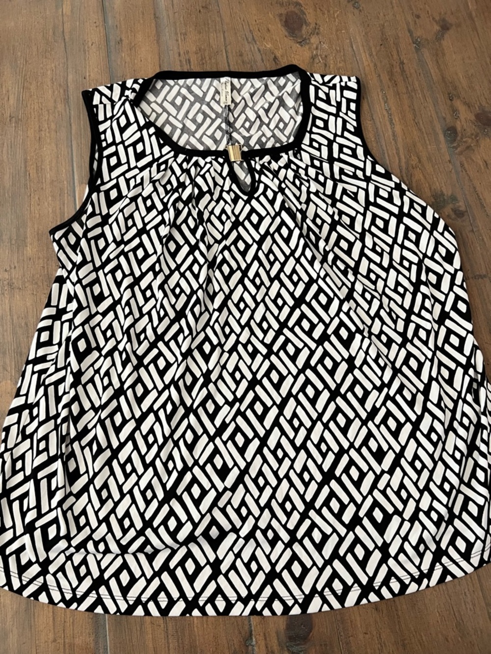 PerSeption Concept Black & White Geometric Sleeveless Camisole